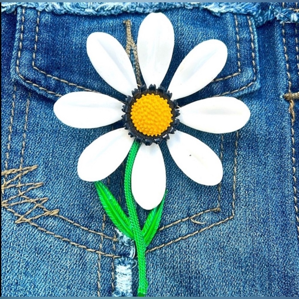 White and Yellow Daisy Brooch - Picture 6 of 6